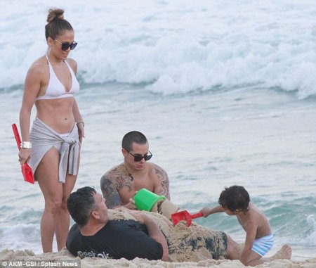 Дженнифер Лопес с детьми и бойфрендом на пляже в Рио