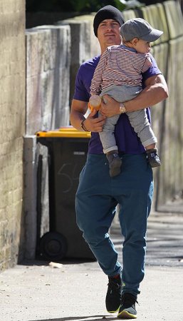 Орландо Блум на на прогулке с сыном