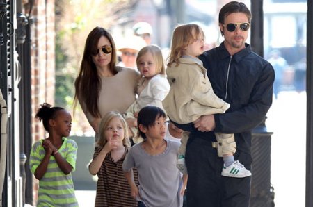 Дети Анджелины Джоли не будут носить фамилию… Питт